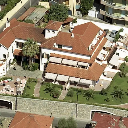 Piscina E Posto Auto Per Un Relax A 400 Mt Dal Mare Pietra Ligure