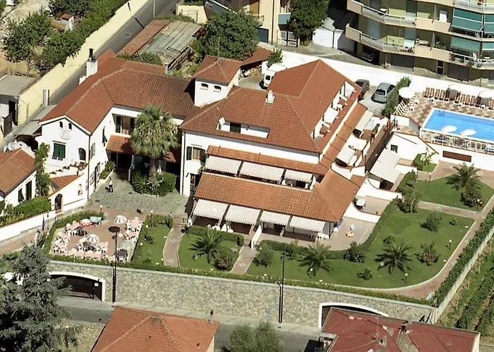 Piscina E Posto Auto Per Un Relax A 400 Mt Dal Mare Pietra Ligure